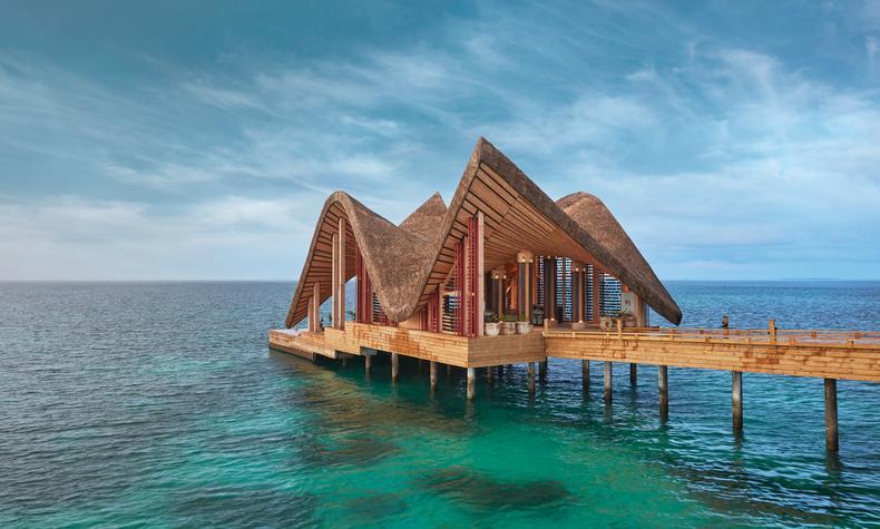 Resort de lujo sostenible naturaleza isla playa Joali Maldivas
