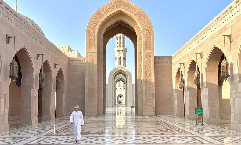 viaje lujo remoto omán mezquita sultán qabós