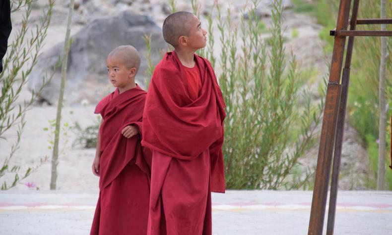 viaje lujo remoto a Ladakh India monjes