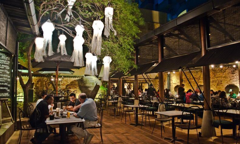 The Gallery Café es un oasis de calma en el centro de la caótica y bulliciosa Colombo. viaje lujo gastronomia sri lanka gallery cafe colombo bawa