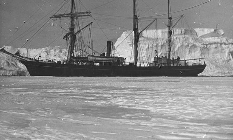 El Endurance era un bergantín rompehielos que había sido construido en 1912 en unos astilleros noruegos. Su casco negro parecía similar al de otras naves pero fue diseñado para perdurar en condiciones extremas de clima polar aventura antártida polos shackleton endurance