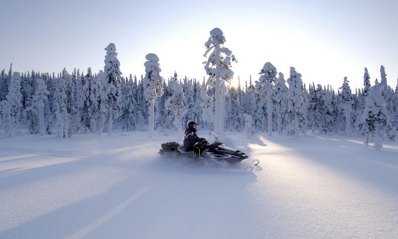 experiencia viaje lujo moto de nieve en Laponia