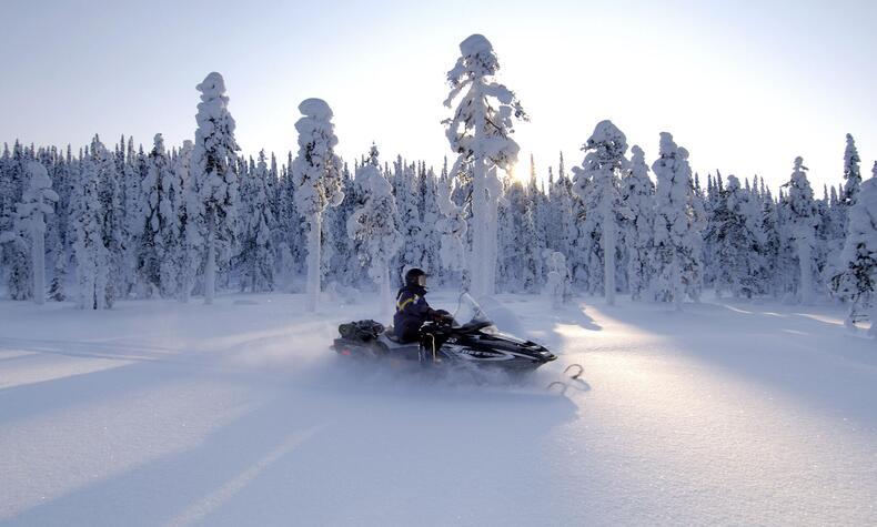 experiencia viaje lujo moto de nieve en Laponia