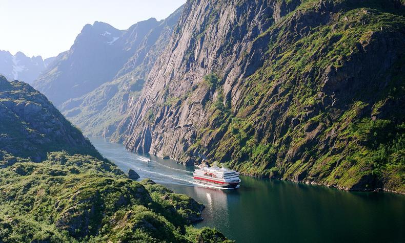crucero lujo fiordos Noruega hurtigruten