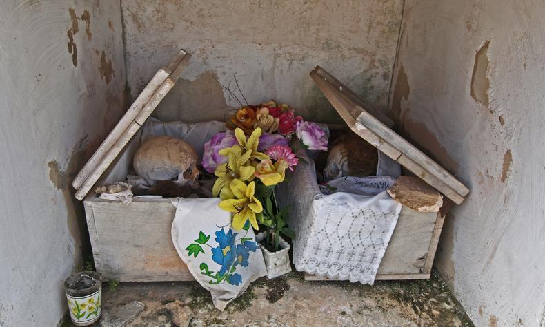 Según la tradición de Pomuch, las tumbas de los matrimonios se ponen una frente a otra y semiabiertas para que puedan seguir viéndose viaje mexico día de los muertos pomuch