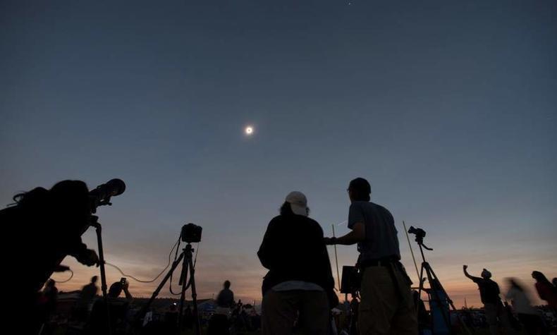 Se conoce como "cazadores de eclipses" a aquellos viajeros que viajan por el mundo a los lugares en los que la visibilidad de este fenómeno astronómico es la más óptima. Foto: Esencia Patagonia viaje eclipse solar patagonia 2020