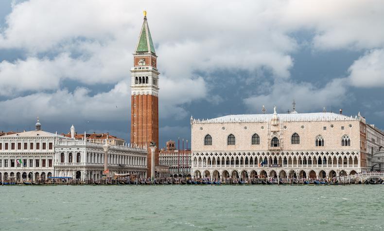 Llegar a Venecia desde el mar aporta una perspectiva única de la ciudad viaje carnaval venecia