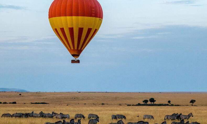 La experiencia de sobrevolar en globo la migración de las cebras en Masai Mara, en Kenia. Foto: Sutirta Budiman maasai mara kenya viaje lujo