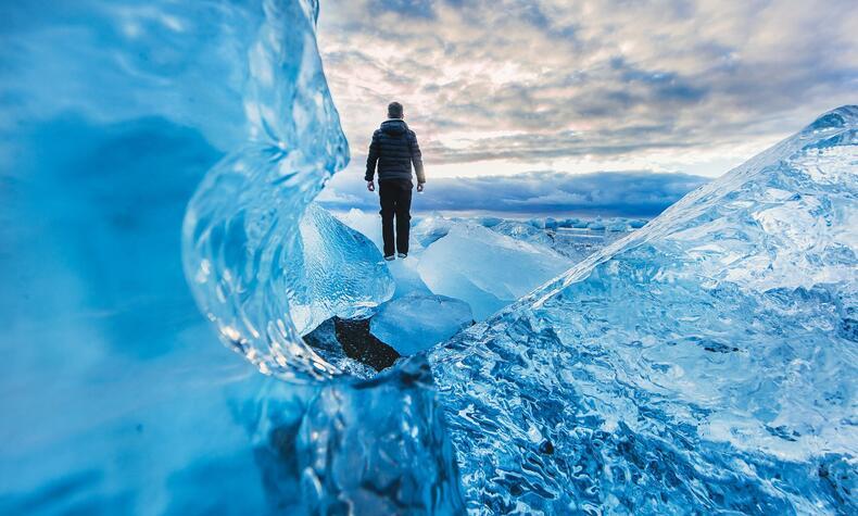 Iceberg en la laguna de Jökulsárlón. Foto de Joshua Earle en Unsplash.