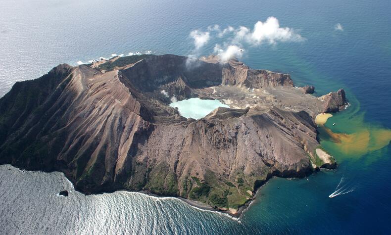 Al fondo el volcán de White Island.