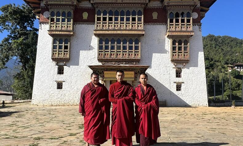 Los monjes butaneses combinan disciplina espiritual y académica, viviendo en austeridad, estudiando textos budistas y manteniendo una profunda conexión con su fe.