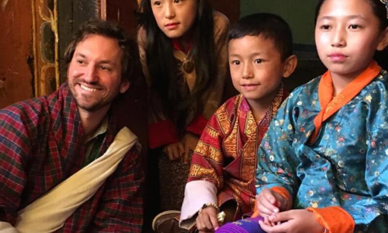 Matt con una familia local