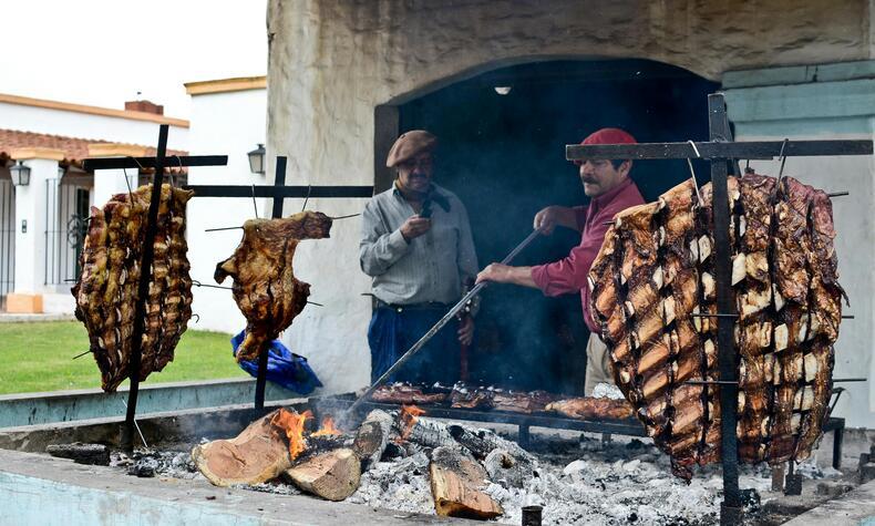 Gauchos preparando el asado en San Antonio de Areco. Foto: Gropius Lab. Foto Gropius Lab