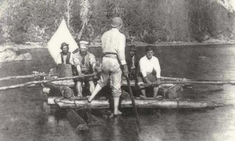Una de las expediciones de reconocimiento en el lago Traful.