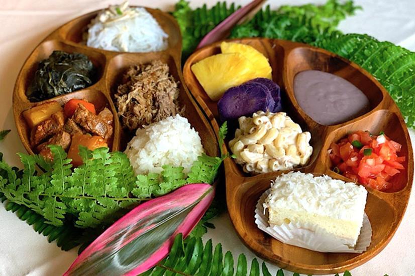 "Luau" es una celebración tradicional que combina la gastronomía típica de la isla con las danzas populares. hawái gastronomía luau poke