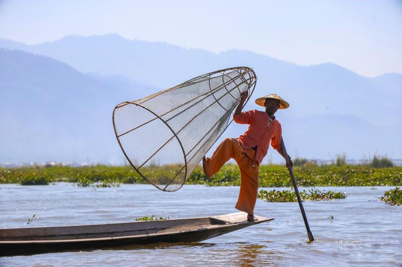 Pescador tradicional birmano en el lago Inle. Foto de James Zhao.