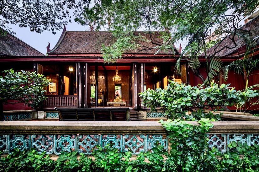 La casa museo Jim Thompson es una obra de arte creada a partir de varias casas que Thompson encontró en el país. Hasta ese momento la arquitectura tradicional tailandesa era menospreciada por las clases adineradas que preferían el estilo occidental. jim-thompson-leyenda-seda-tailandia