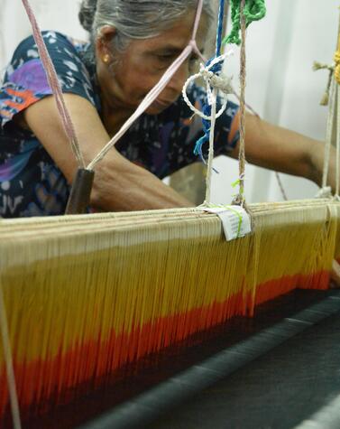 Las telas se tejen de forma artesanal con algodón local teñido a mano viaje lujo isla sri lanka comunidad local sely fairtrade