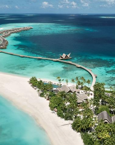 Resort de lujo sostenible naturaleza isla playa Joali Maldivas