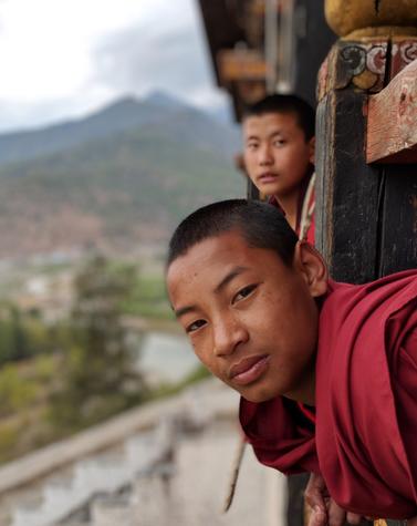 viaje lujo Bután monjes de Paro