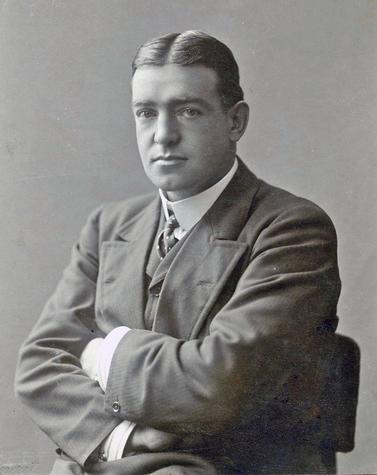 A los 16 años, Shackleton dejó los estudios y se enroló como grumete en un velero con el que estuvo 4 años navegando por todo el mundo aventura antártida polos shackleton endurance