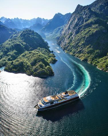 crucero lujo fiordos Noruega hurtigruten