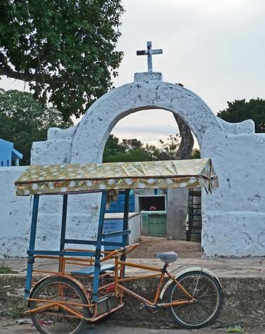 Entrada al cementerio de Pomuch, un pueblo remoto en la provincia de Yucatán viaje mexico día de los muertos pomuch