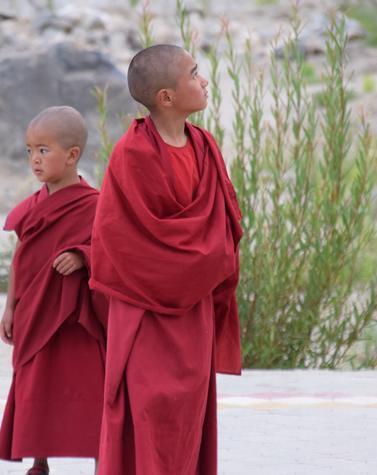 Monjes del monasterio de Drepung viaje lujo Ladakh