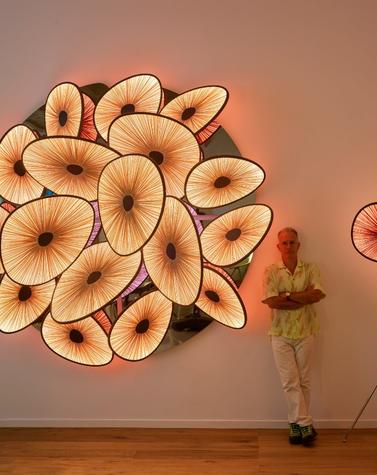 Albi Serfaty entre las lámparas de la colección Lakes presentada en Design Miami