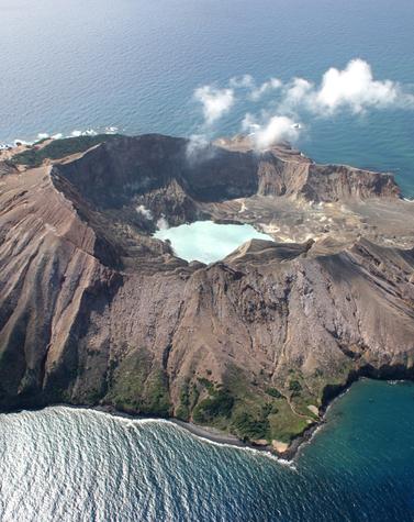 Al fondo el volcán de White Island.