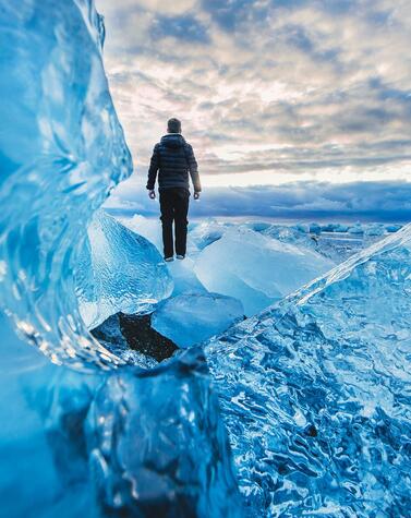 Iceberg en la laguna de Jökulsárlón. Foto de Joshua Earle en Unsplash.