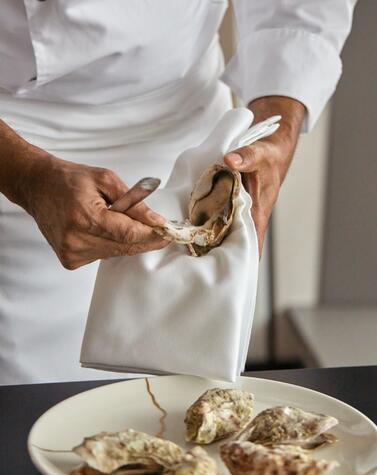 La gastronomía es, literalmente, de estrella Michelín. Ostras Explora Journeys