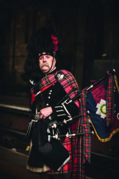 Cada clan escocés tiene su propio escudo y diseño del tartán con el que confeccionan los kilts tradicionales viaje tren de lujo Escocia Belmond Royal Scotsman