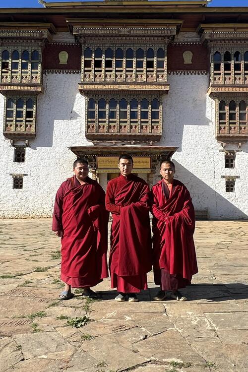 Los monjes de Bután combinan disciplina espiritual y estudio académico, preservando tradiciones ancestrales mientras se adaptan a la modernidad. Monjes en Butan