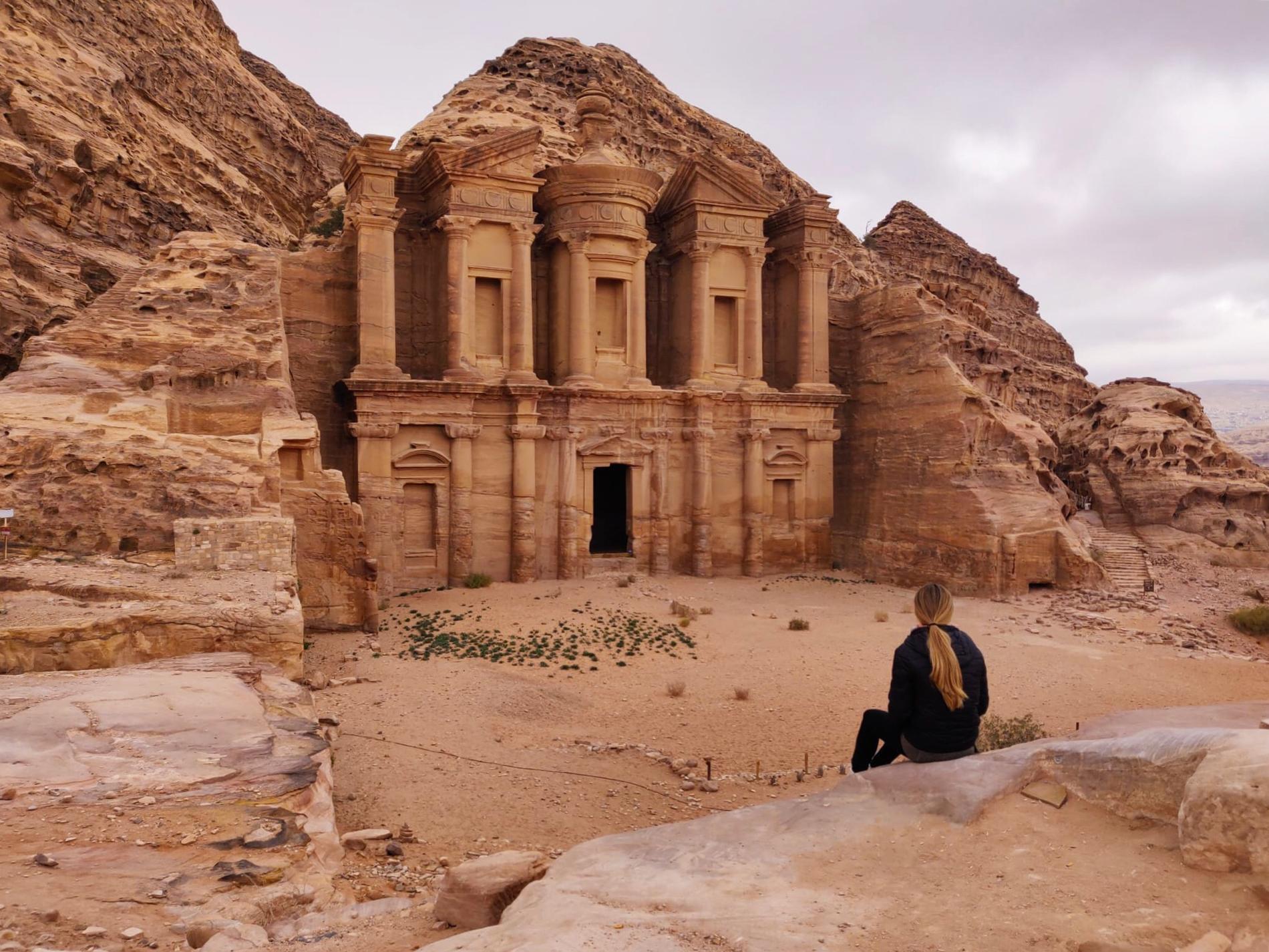 Cristina Sabroso, travel designer de Elefant Travel, admirando el edificio Al Khazneh en Petra viaje lujo remoto Jordania Petra desierto de Wadi-Rum