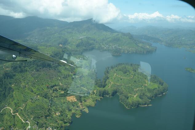 Un vuelo panorámico sobre la isla desde donde contemplar la belleza natural y los paisajes de Sri Lanka viaje lujo isla sri lanka hidroavión lago castlereagh