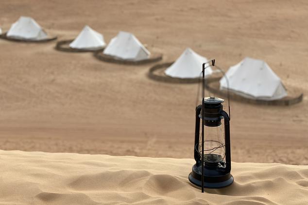 viaje lujo remoto omán campamento en el desierto