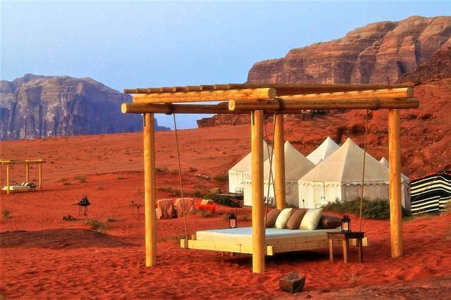 viaje de lujo remoto jordania camoamento en el desierto de wadi rum