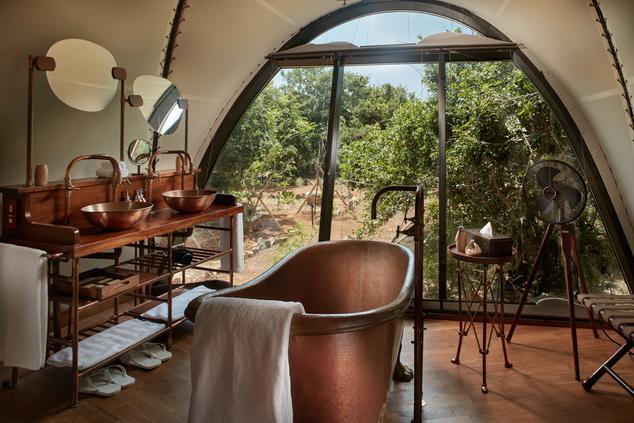 Las bañeras de cobre fabricadas de forma artesanal son el lugar ideal para relajarse con vistas a la jungla viaje lujo safari yala sri lanka wildcoast tented lodge