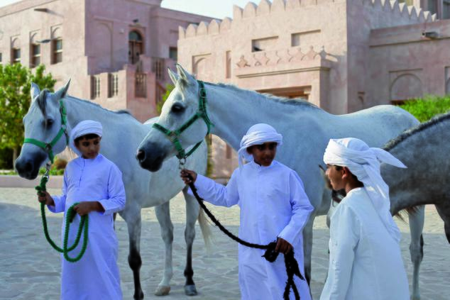 viaje lujo desierto dubái caballos árabes