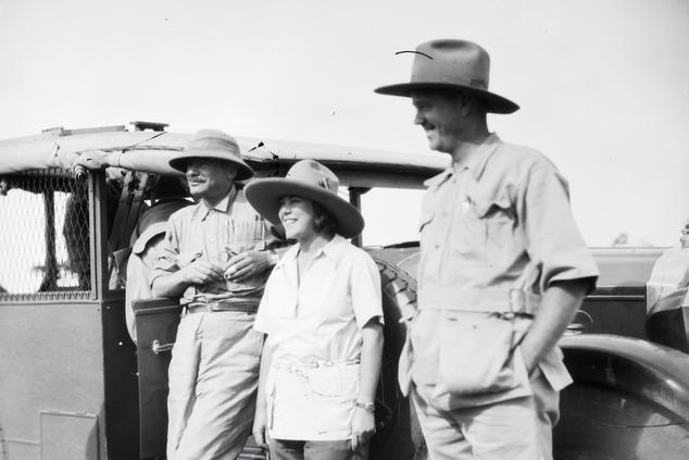 Durante su estancia en África, los Johnson recibían la visita de personajes célebres como el Barón de Rotschild. viaje safari tanzania osa y martin johnson