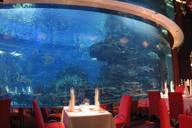 El restaurante Al Mahara está rodeado por un gigantesco acuario de 900.000 litros de capacidad. restaurante submarino lujo al mahara dubai