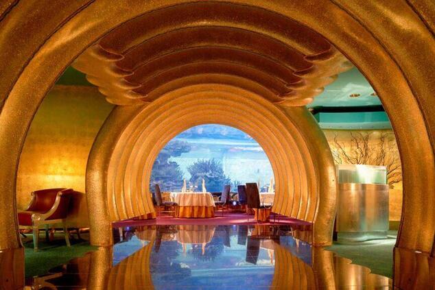 El interiorismo refleja un lujo propio de las mil y una noches bajo el mar. restaurante submarino lujo al mahara dubai