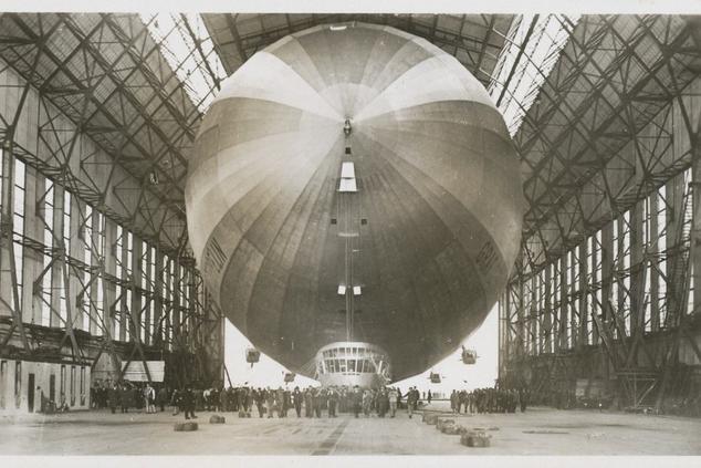 Dentro del hangar, se aprecia el enorme tamaño del Graf Zeppelin, que realizó un total de 143 vuelos transatlánticos graf zeppelin lady grace drummond hay