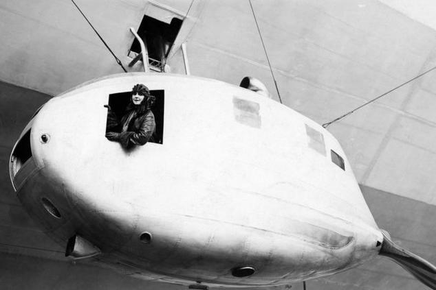 Lady Grace en uno de los motores del Graf Zeppelin Lady Grace Drummond-Hay Graf Zeppelin