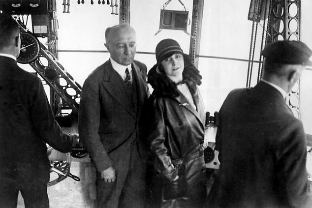 Lady Grace Drummond-Hay junto a su pareja y compañero Karl von Wiegand en el interior del Graf Zeppelin Lady Grace Drummond-Hay Graf Zeppelin