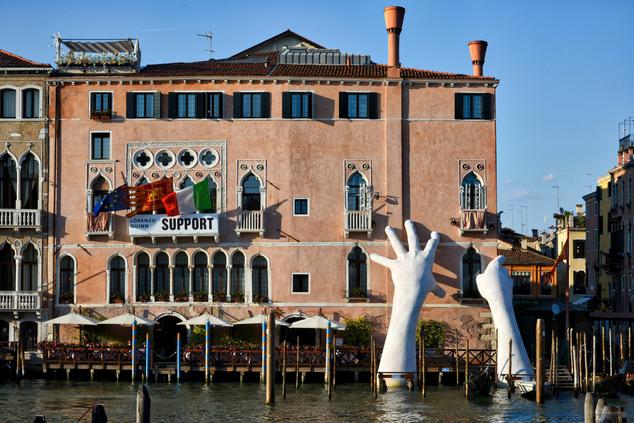 Lorenzo Quinn escultura Venecia