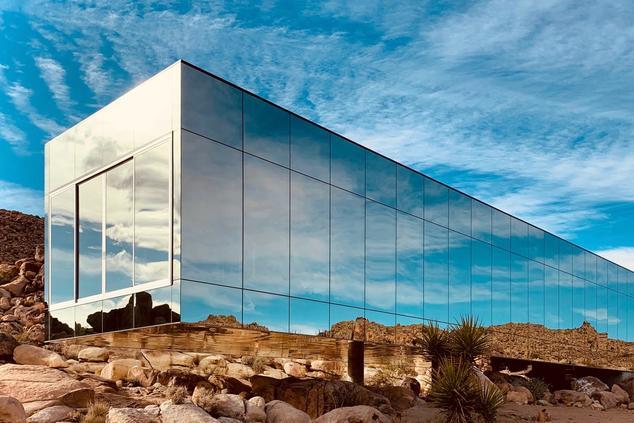 La "Casa Invisible", un rascacielos horizontal de 22 pisos en medio del Parque Nacional de Joshua Tree, en California casa invisible joshua tree california