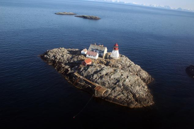 El faro de Moholmen, construíido en 1914, a vista de pájaro desde el hidroavión islas lofoten ártico faro moholmen