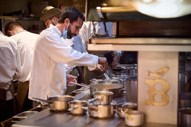 José Avillez trabajando en la cocina del Belcanto, el único restaurante con dos estrellas Michelin de Portugal chef jose avillez portugal belcanto lisboa